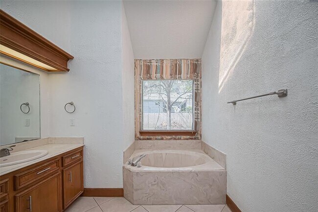 Building Photo - 18307 Champion Forest Dr