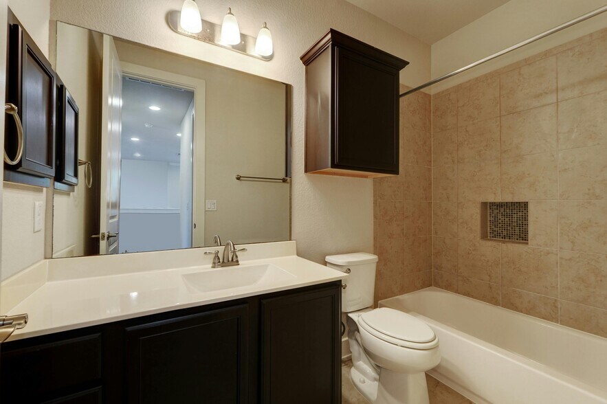 Building Photo - 3421 Blumie St