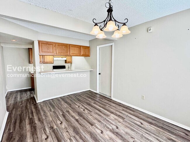 Building Photo - 3 Bed, 2 Bath Townhome with Fenced Yard & Garage / Pet-Friendly / Available Now!