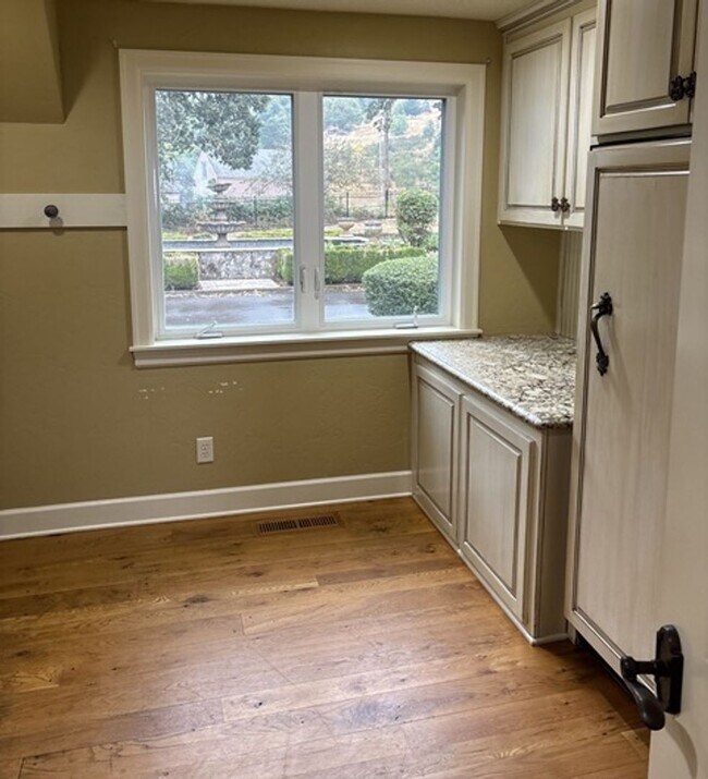 Building Photo - 4Bd/5Ba Multi Story Home - For viewing by ...