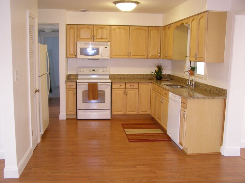 Kitchen - 5872 40th Ave N