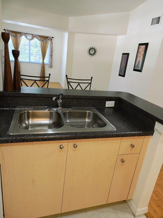 Building Photo - 2586 Centergate Dr