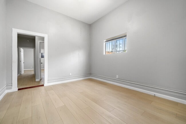 Building Photo - 2034 Eastlake Ave