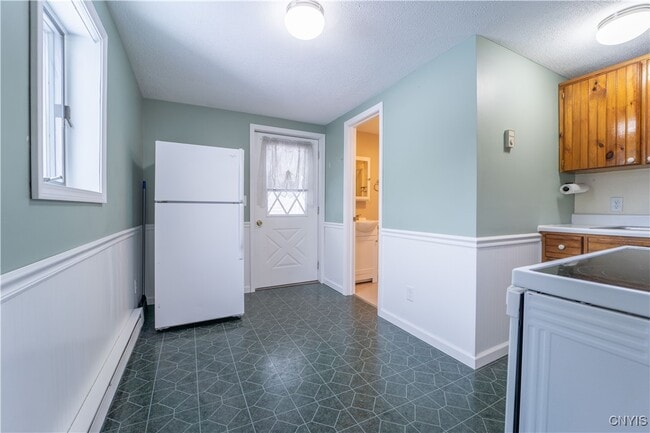 Building Photo - 102 N Helmer Ave