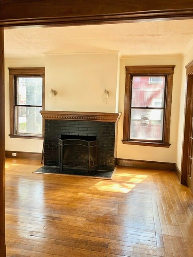 Building Photo - College Rental
