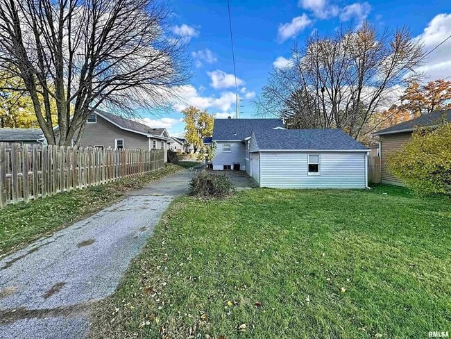 Building Photo - 3 bedroom Rental in Rock Island