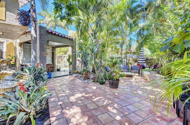 Building Photo - 2800 Broadway