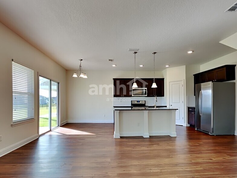 Building Photo - 3308 Roundabout Dr