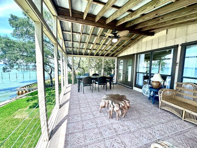 Building Photo - Beautiful 3B/3.5B Waterfront Fully Furnish...