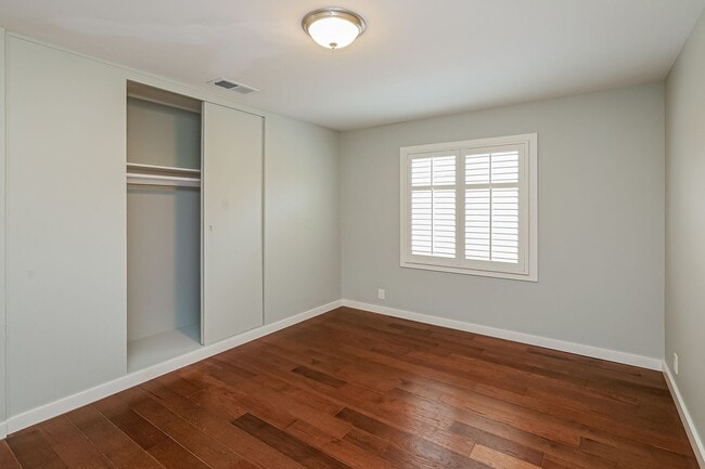 Building Photo - Charming 3BR Home with Spacious Yard in Se...