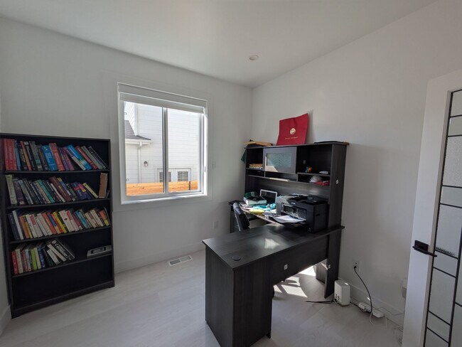 Building Photo - View of the Bay! 3 Bed 3.5 Bath with Garage!