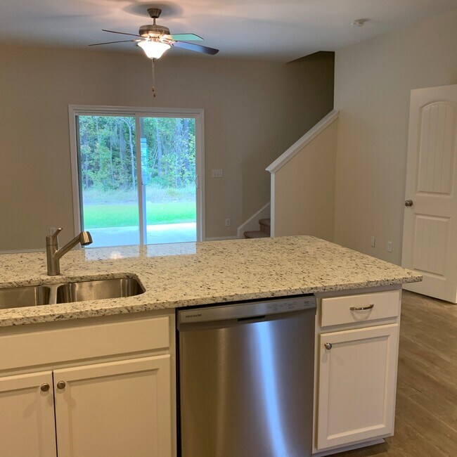 Building Photo - Very well maintained Townhouse