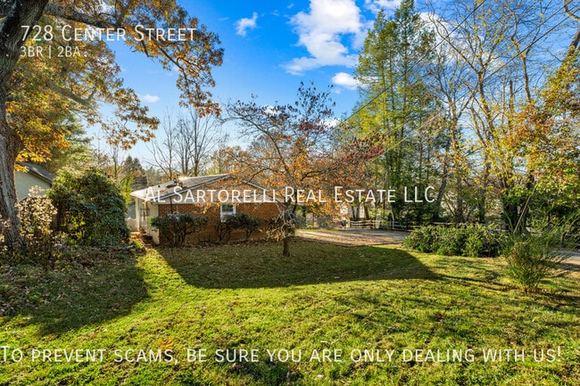 Building Photo - 728 Center St