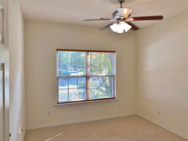 Building Photo - 4 Sullivan Ln