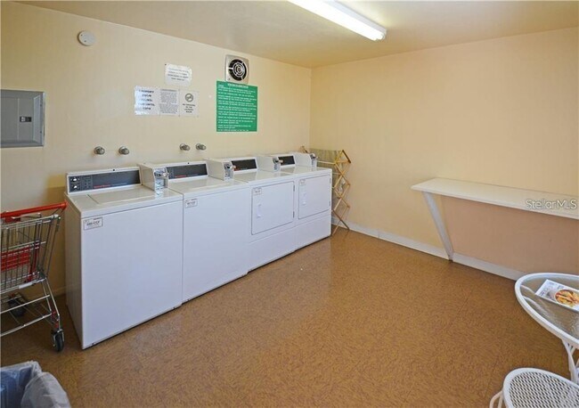 Building Photo - 7420 Bay Island Dr S