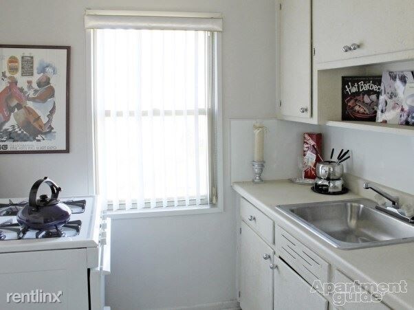 Building Photo - 9595 Greenview Ave