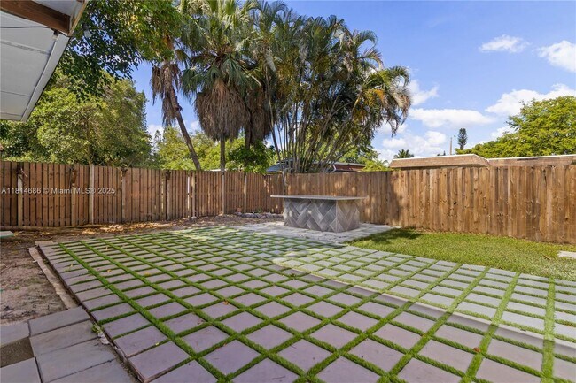 Building Photo - 7913 NW 72nd Ave