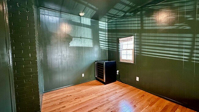 Building Photo - Larchmont