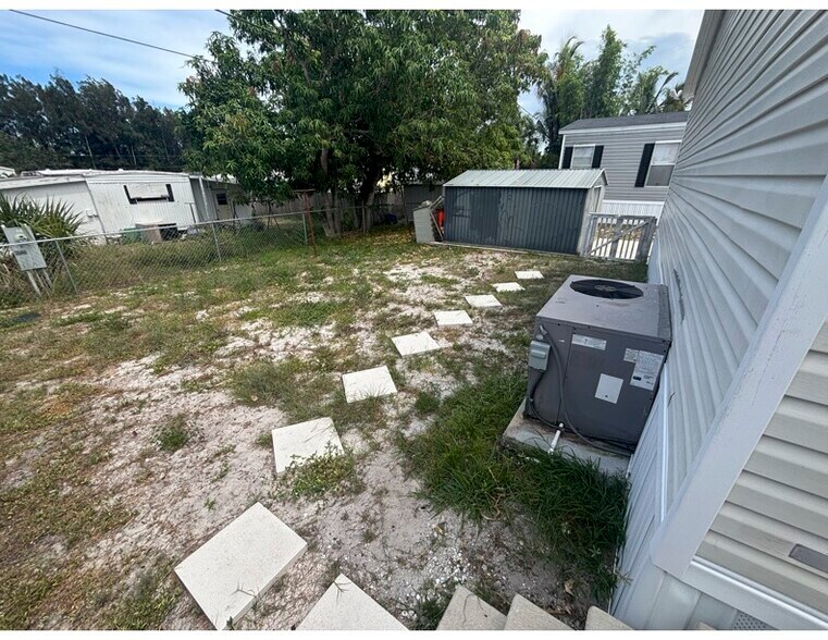 Building Photo - 8321 SE Skylark Ave