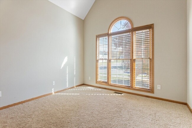 Building Photo - Home For Rent Bellevue.