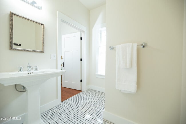 Building Photo - 69 W Lynwood St