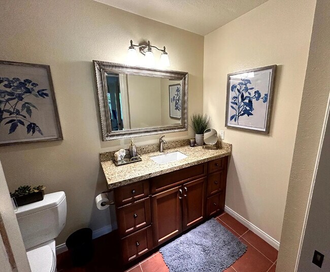 Building Photo - 206 Lakecrest Ln