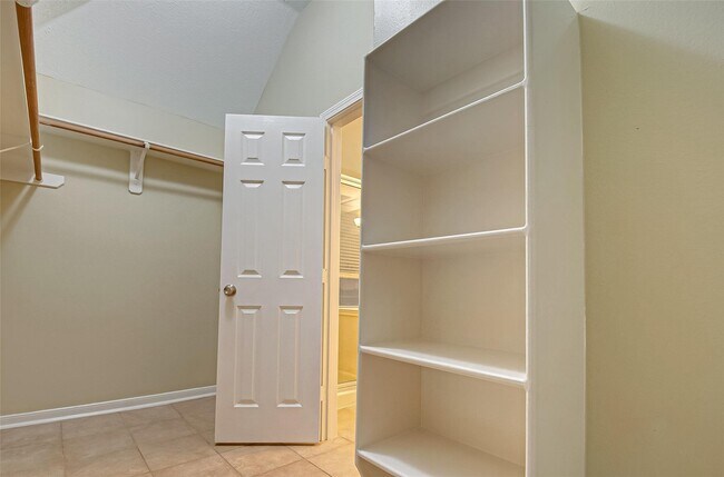 Building Photo - 4611 Summer Lakes