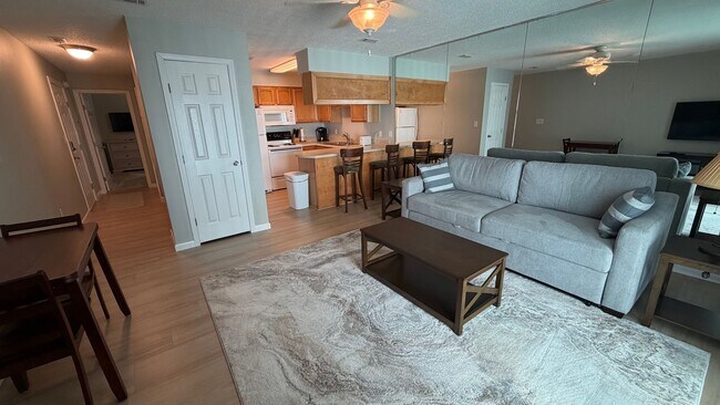 Building Photo - 3600 Thomas Dr