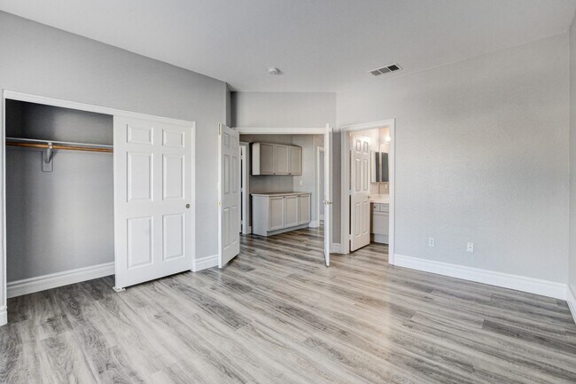 Building Photo - MASSIVE 5 BEDROOM, 2 STORY HOME IN DESIRABLE RHODES RANCH GOLF COURSE COMMUNITY!