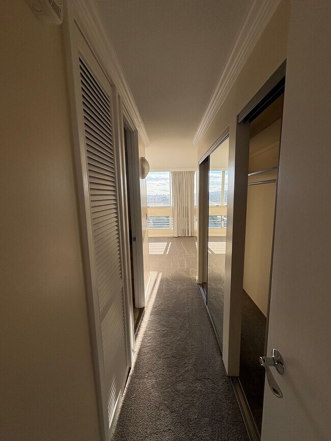 Building Photo - 2 bedroom, 2 bath, 1 parking Banyan Tree Plaza (Punahou)