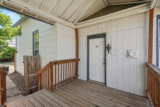 Building Photo - Charming 2 Bed / 1 Bath Duplex with Private Yard & Off-Street Parking