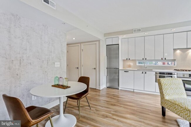 Building Photo - Practically new 1bd/1ba steps to Logan Cir...