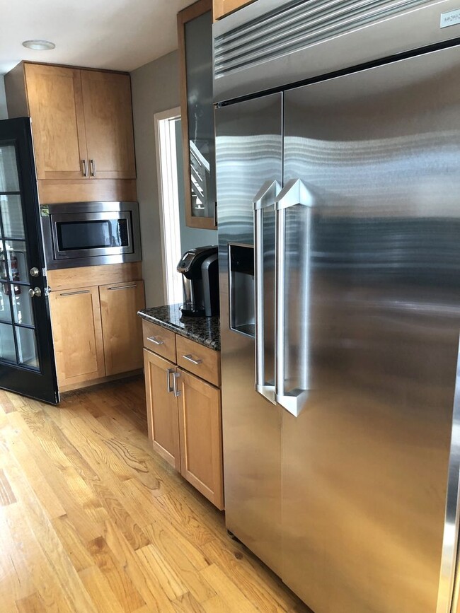 Building Photo - Elegant & Expansive Furnished 3 Bedroom/2 ...
