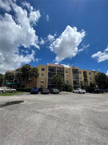 Building Photo - 8005 Lake Dr