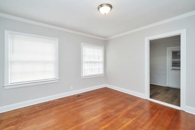 Building Photo - Beautifully Maintained 3/3 Home with Over ...