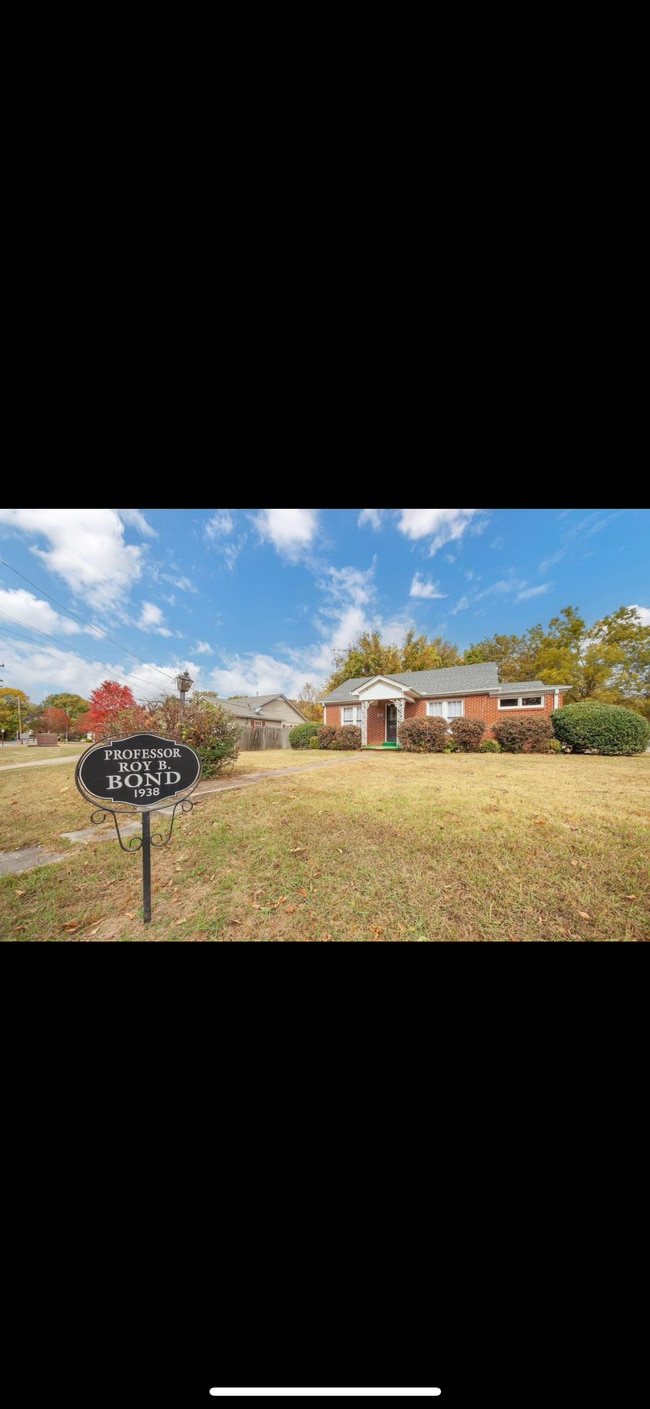 Primary Photo - 805 E Jefferson St