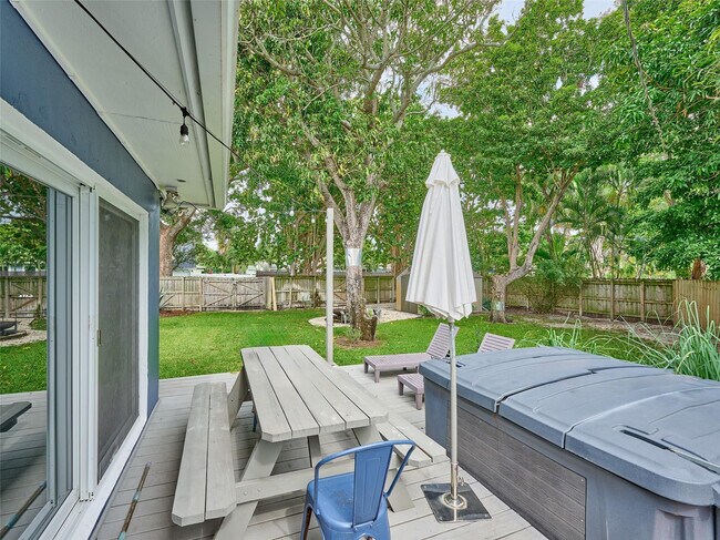 Building Photo - 801 NE 15th St