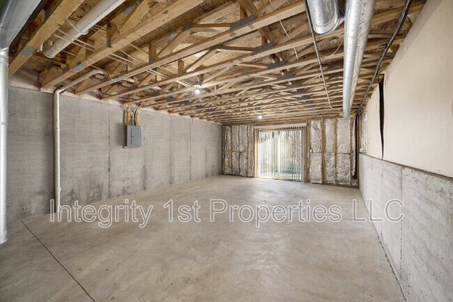 Building Photo - 9105 N Dalton Ave