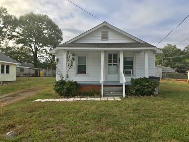 Primary Photo - Adorable 2 bedroom 1 bathroom House . Loca...