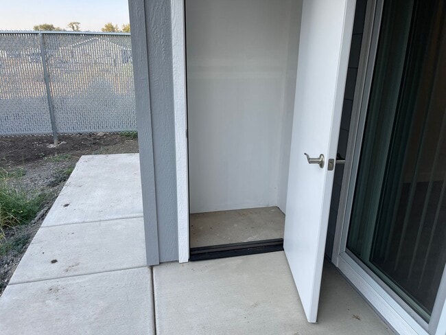 Building Photo - End Townhouse Unit in South Medford/Phoenix Area