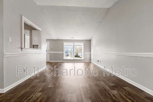 Building Photo - 3214 Old House Cir