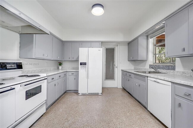 Building Photo - 6445 SW 46th Terrace