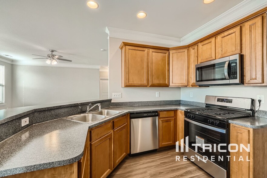 Building Photo - 12733 Oakton Hunt Dr