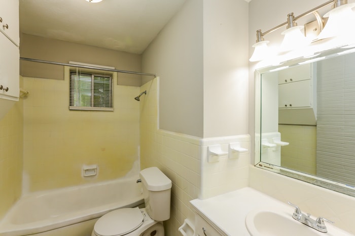 Building Photo - 975 Briarwood Dr