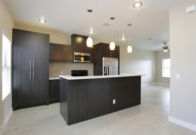 Building Photo - 410 Thorn Ave