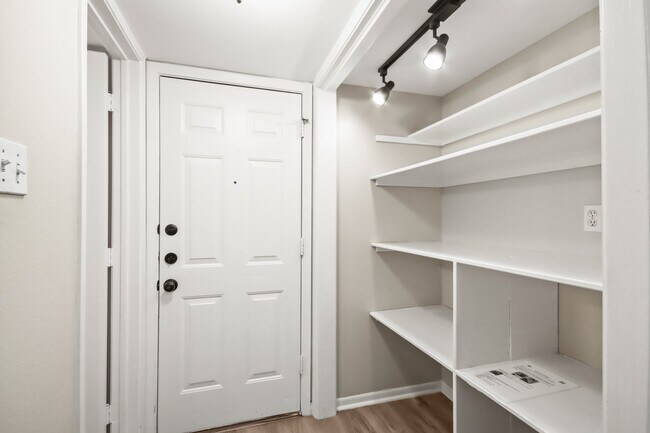 Building Photo - 7812 Theissetta Dr