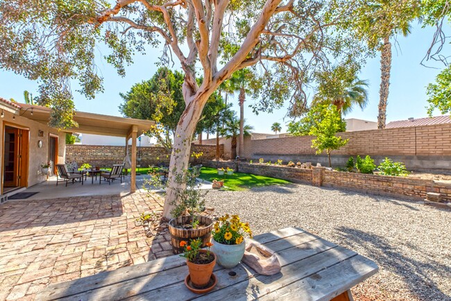 Building Photo - Spacious 2-Bedroom Home with Room to Roam ...