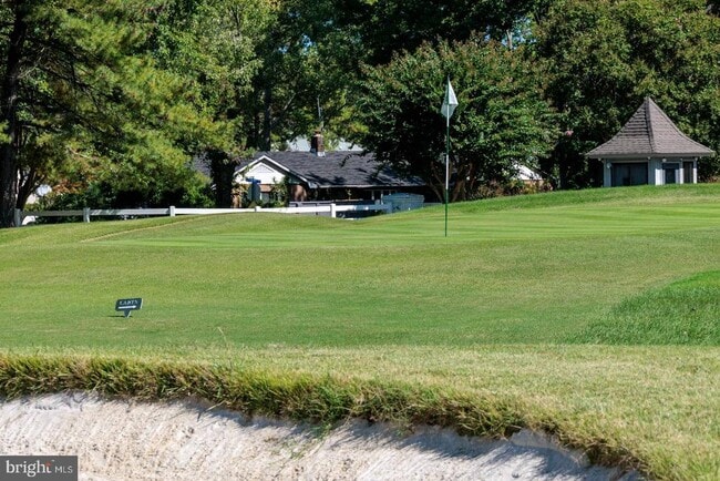 Building Photo - 102 Golf Ct