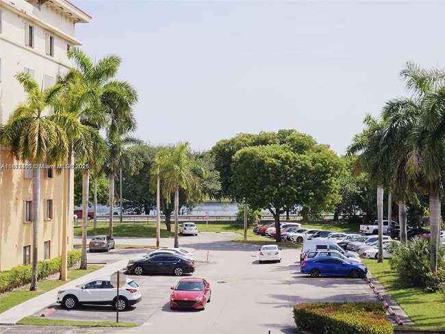 Building Photo - 9350 Fontainebleau Blvd