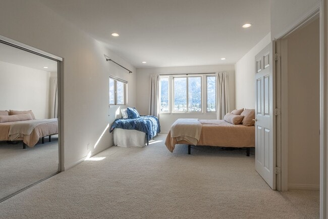 Building Photo - Mountain View Haven